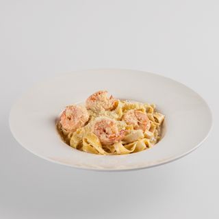 Паста с креветками, помидорами черри и сыром