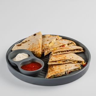 Кесадилья с яркой начинкой из куриного филе