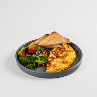 Классический омлет с грибами и сыром