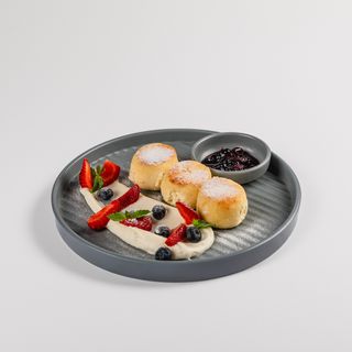 Сырники классические с творожным кремом и ягодным компоте