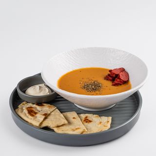 Чечевичный суп с капченой колбаской и лепешкой с заттаром.