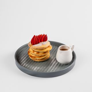 Панкейки с шоколадным кремом и клубникой