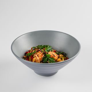 Гречневая лапша с курицей и креветками