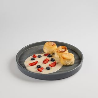 Сырники с балкаймаком и ягодами