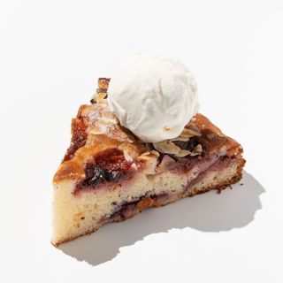 Миндальный пирог со сливами