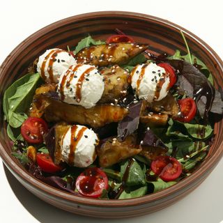 Салат с хрустящими баклажанами (200г)