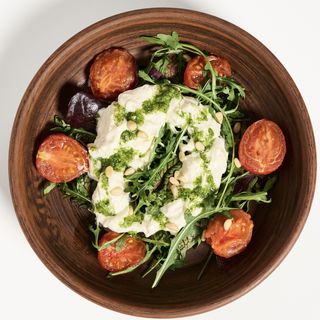 Салат с томатами и страчателлой (200г)