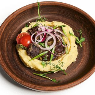 Тушёная конина с пюре