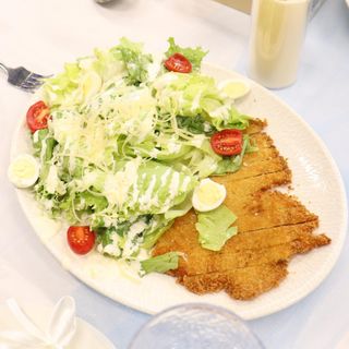 Цезарь с куриным шницелем (320г)