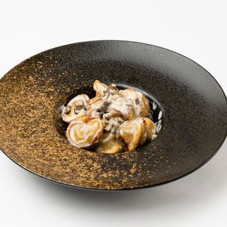 Жареные пельмени с грибным соусом