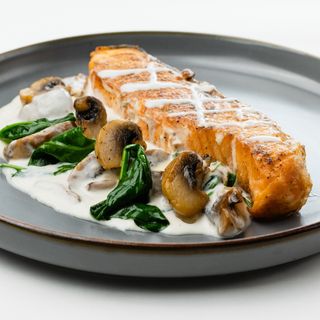 Стейк из семги в сливочном соусе со шпинатом и грибами