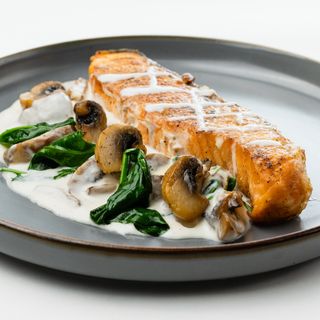 Стейк из семги в сливочном соусе со шпинатом и грибами