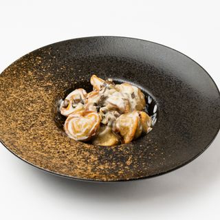 Жареные пельмени с грибным соусом