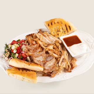 Донер на тарелке с курицей
