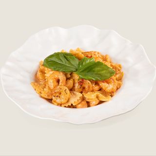 Фарфале с лососем и креветками