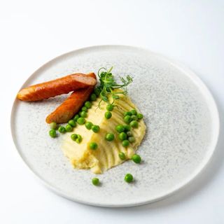 Куриные колбаски с пюре и зеленым горошком