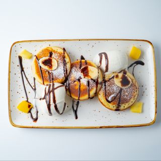 Панкейки с мороженым и фруктами