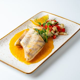 Судак с пюре из тыквы и томатной сальсой 