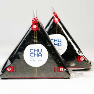 Онигири с тунцом