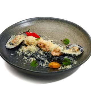 Черные спагетти с морепродуктами