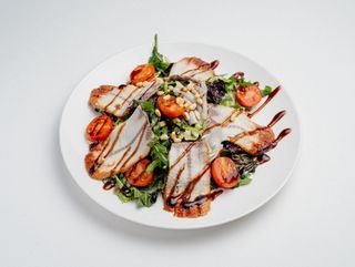 Микс салат с копченым угрем