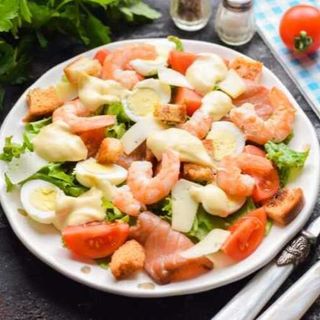 Салат с форелью и креветками 