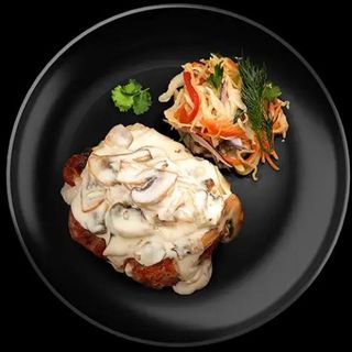 Стейк в сливочно-грибном соусе