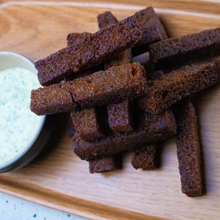 Гренки в медово-горчичном соусе