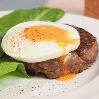 Бифштекс с яйцом из баранины