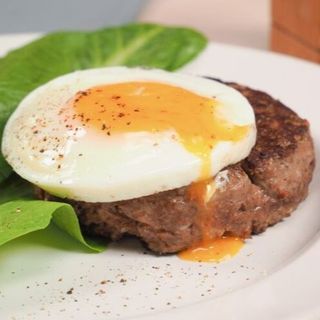 Бифштекс с яйцом из кур.