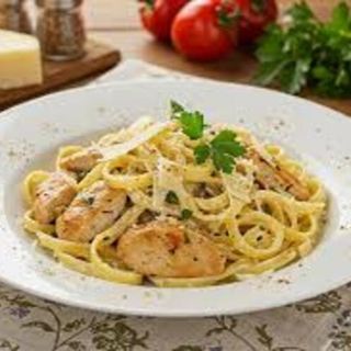 Паста Альфредо Фетучини по классическому итальянскому рецепту с куриной грудкой, сливочным соусом и сыром Пармезан.