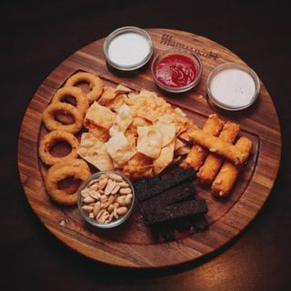 Ассорти из горячих закусок на троих