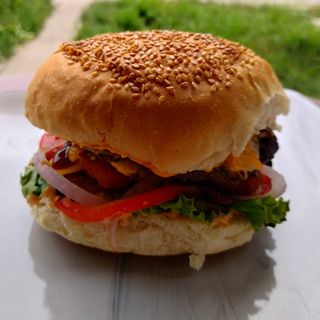 Фирменный бургер "на районе"