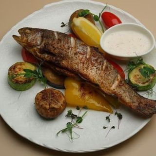 Форель с овощами гриль