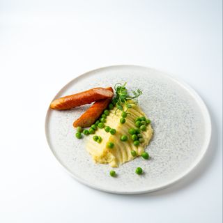 Куриные колбаски с пюре и зеленым горошком