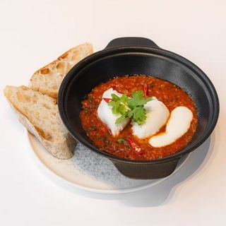 Шакшука с яйцом пашот