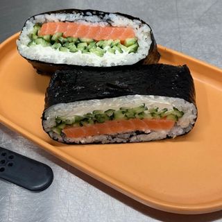 Онигиразу с семгой