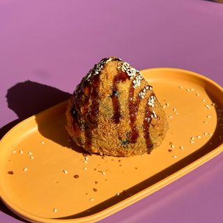 Жареный онигири с креветками 