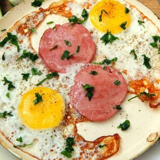 Яичница с колбасой