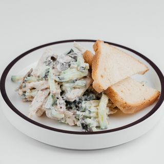 Салат с цыпленком и грибами (300г)