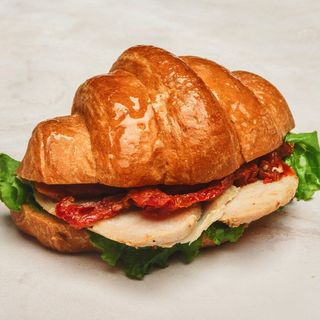 Мини круассан с курицей гриль и вялеными томатами