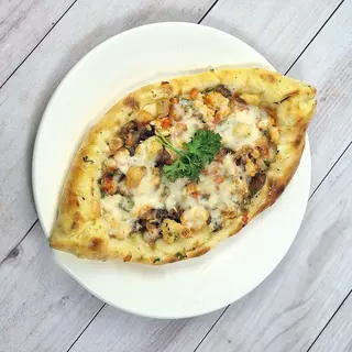 Пиде с куриным фаршем и овощами