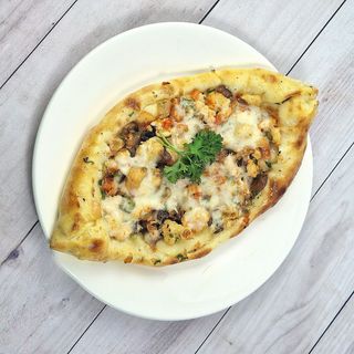 Пиде с куриным фаршем и овощами