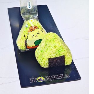 Онигири с крабовыми палочками