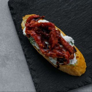 Брускетта с вялеными томатами