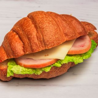 Круассан с рулядой и сыром