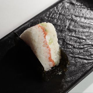 Онигири с лососем 1 шт