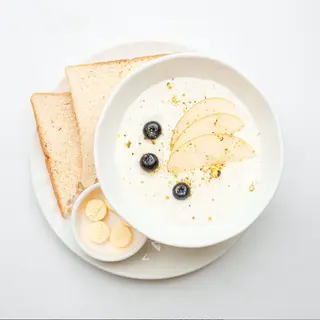 Каша рисовая с грушей и голубикой