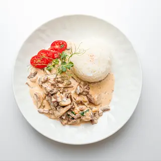 Говядина в сливочном соусе с рисом