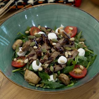 Салат из рукколы с кониной